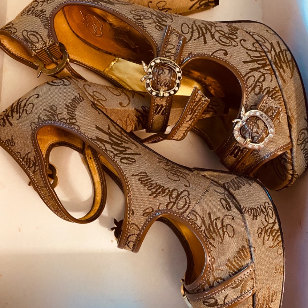 Shoes - Picture 4 of 6